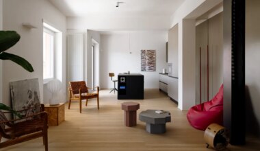 Dos arquitectos ayudan a un joven de 25 años a cumplir su sueño transformando un loft en una casa minimalista, libre y fluida: "Quería un hogar que pudiera crecer conmigo"