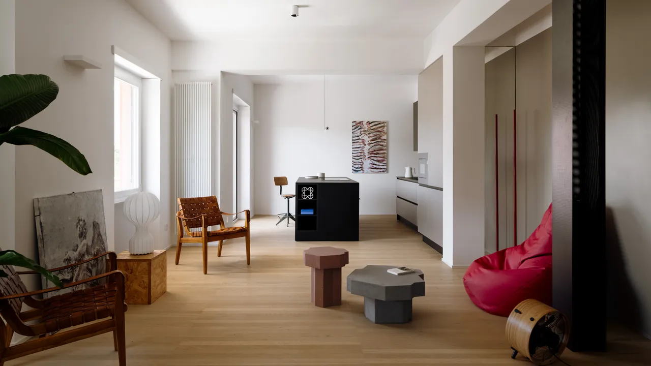 Dos arquitectos ayudan a un joven de 25 años a cumplir su sueño transformando un loft en una casa minimalista, libre y fluida: "Quería un hogar que pudiera crecer conmigo"