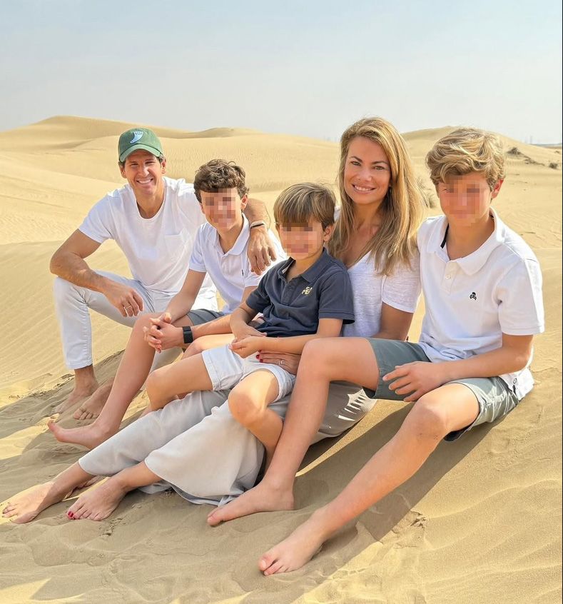 La familia de Carla Goyanes en el desierto de Dubai