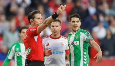Así vivió el derbi sevillano el equipo arbitral: “La roja se la ha sacado él solo”