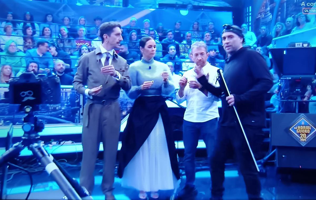 Frodo Álvarez, a la derecha, preparando la foto final con la que se cerró la emisión de "El Hormiguero" y en la que pintó una felicitación de navidad.