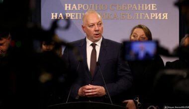 Dimite el Gobierno de Bulgaria tras protestas masivas – DW – 11/12/2025