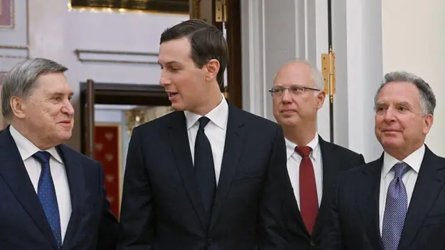El enviado especial estadounidense Steve Witkoff y el yerno del presidente Donald Trump, Jared Kushner, acompañados por asesores del Kremlin, antes de una reunión con el presidente ruso, Moscú, el 2 de diciembre de 2025.