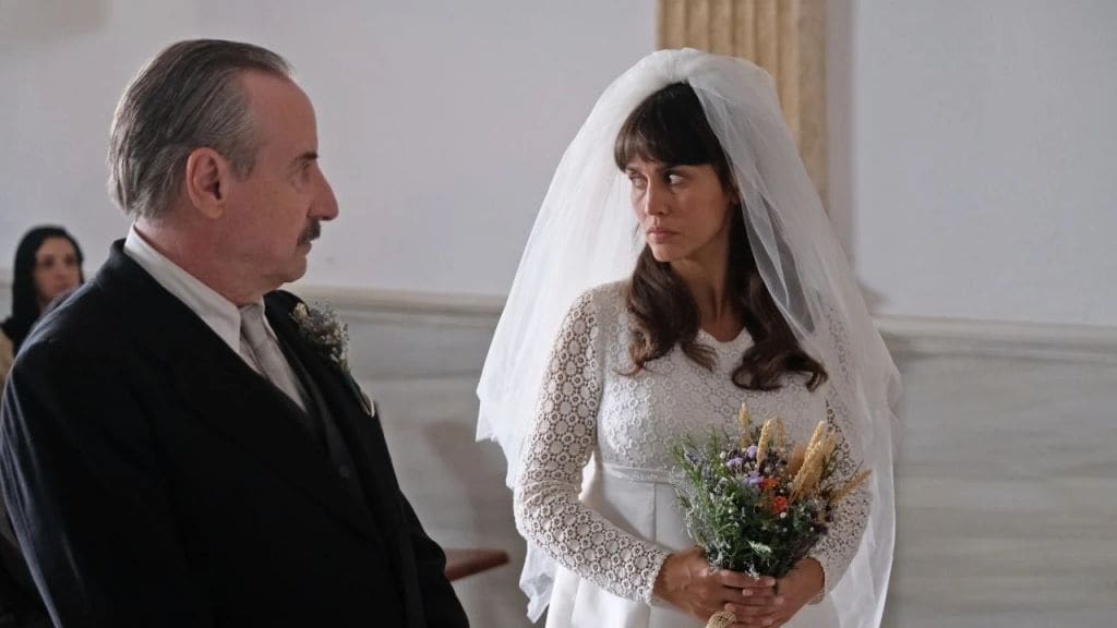 María se ve obligada a casarse por poderes con un terrateniente para asegurar el bienestar económico de su familia