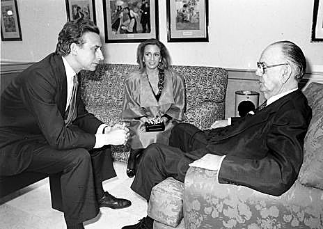 Imagen secundaria 1 - Arriba, en la noche del Cavia; abajo, junto a Marina Castaño y Cela. En último lugar, Ussia en su casa de Madrid