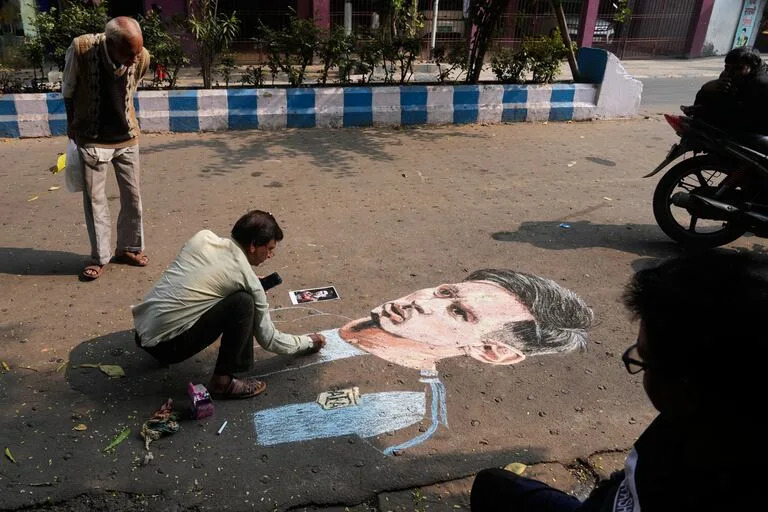 El amor por Lionel Messi es representado no sólo en una estatua: hay murales y calles con su rostro, siempre en versión albiceleste.