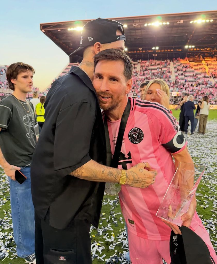 Romeo compartió un cariñoso abrazo con el argentino