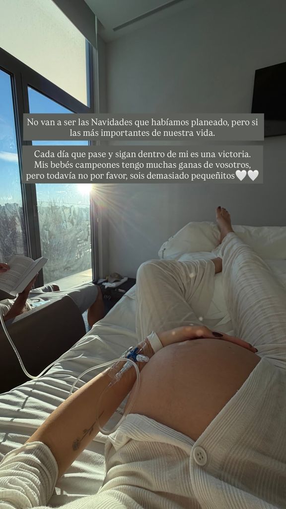 Estela muestra su tripita de embarazada en la cama del hospital