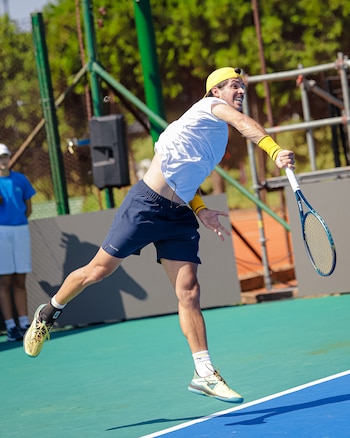 Facundo Mena saca durante el