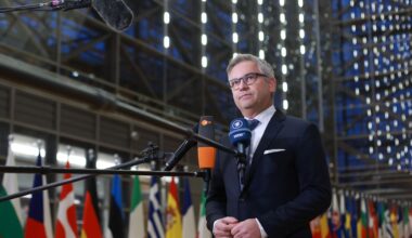 Los países de la Unión Europea llegan a un acuerdo para acelerar la deportación de migrantes a terceros países no comunitarios | Internacional