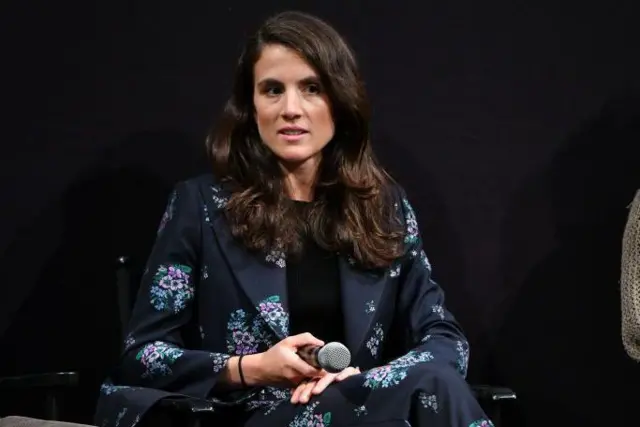 Tatiana Schlossberg con un micrófono en la mano