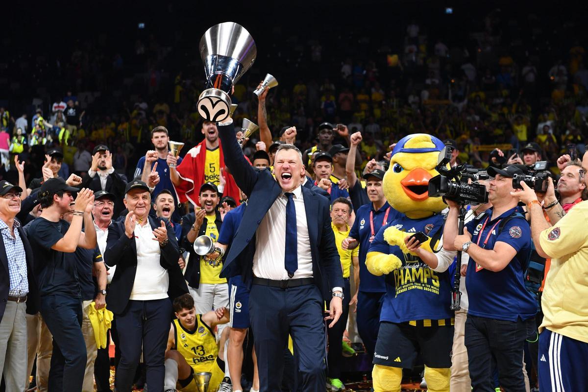 Jasikevicius pudo, al fin, levantar el título de campeón de la Euroliga, el primer como entrenador