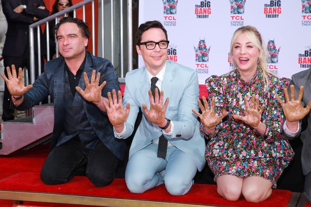Johnny Galecki, Jim Parsons y Kaley Cuoco, estrellas de 'The Big Bang Theory' en el teatro chino de Hollywood  en mayo de 2019 