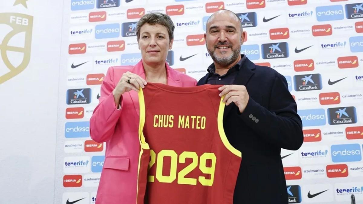 Chus Mateo, acompañado por Elisa Aguilar, en el día de su presentación como nuevo seleccionador español de baloncesto