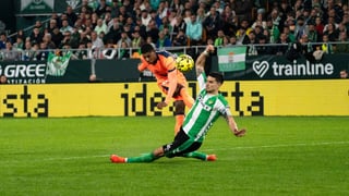 La polémica que el beticismo no se explica: El penalti en contra por una mano de Bartra precedida de rebote