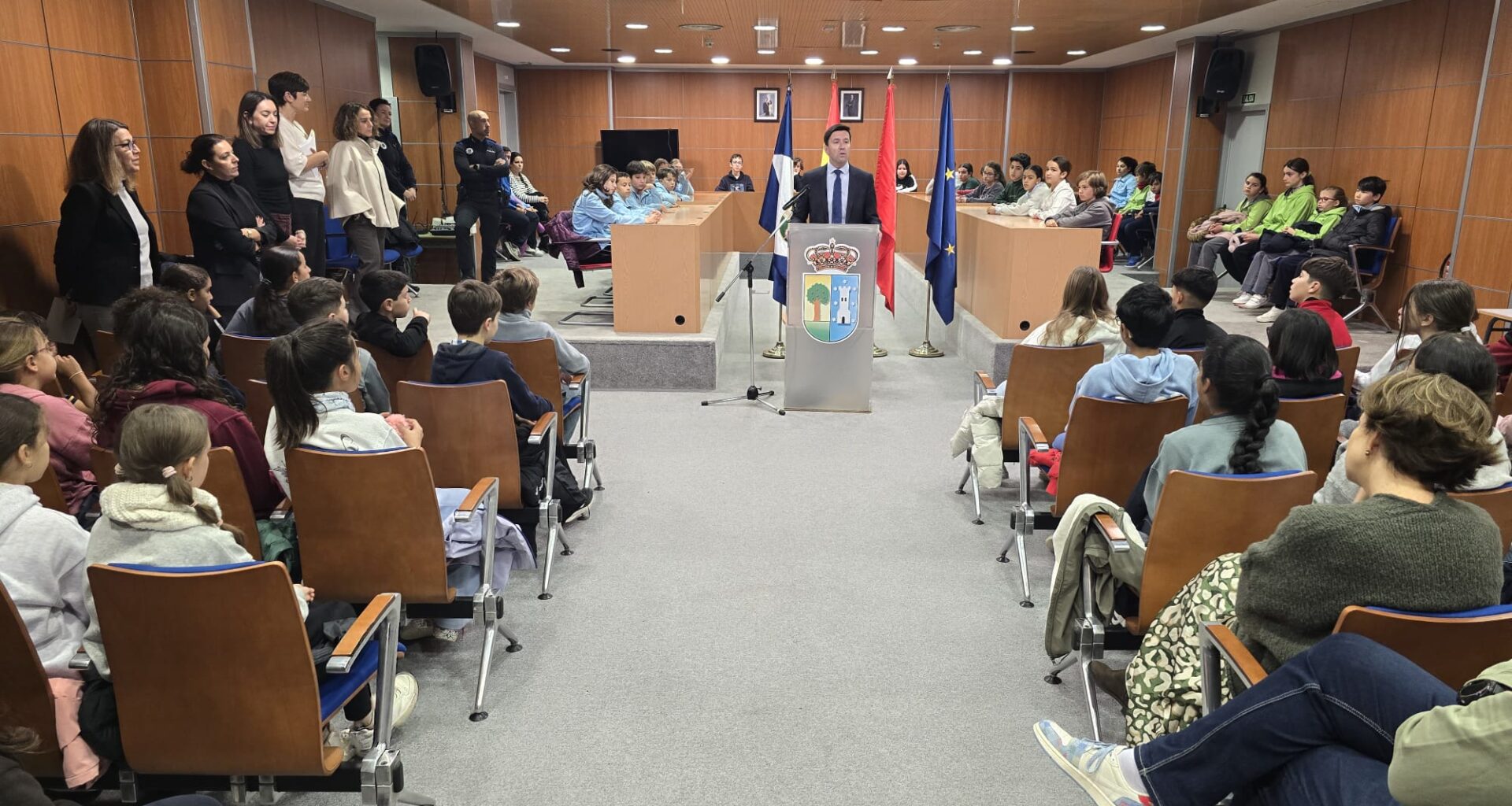 En este momento estás viendo Los escolares de Valdemorillo elevan la celebración del  47º Aniversario de la Constitución dando voz a los principios de libertad, justicia e igualdad de todos los españoles