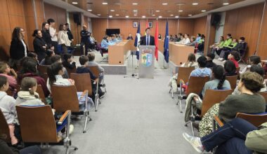 En este momento estás viendo Los escolares de Valdemorillo elevan la celebración del  47º Aniversario de la Constitución dando voz a los principios de libertad, justicia e igualdad de todos los españoles