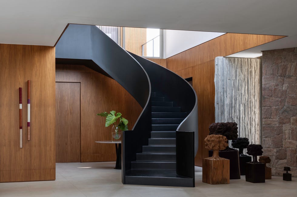 fachada inspirada islandia, suelo espanol, estanque piedra indonesia, casa internacional elegante, abierta y luminosa