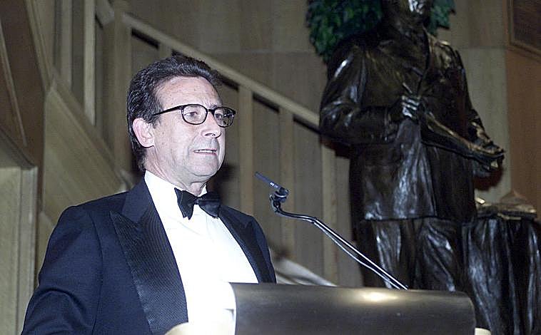 Imagen principal - Arriba, en la noche del Cavia; abajo, junto a Marina Castaño y Cela. En último lugar, Ussia en su casa de Madrid