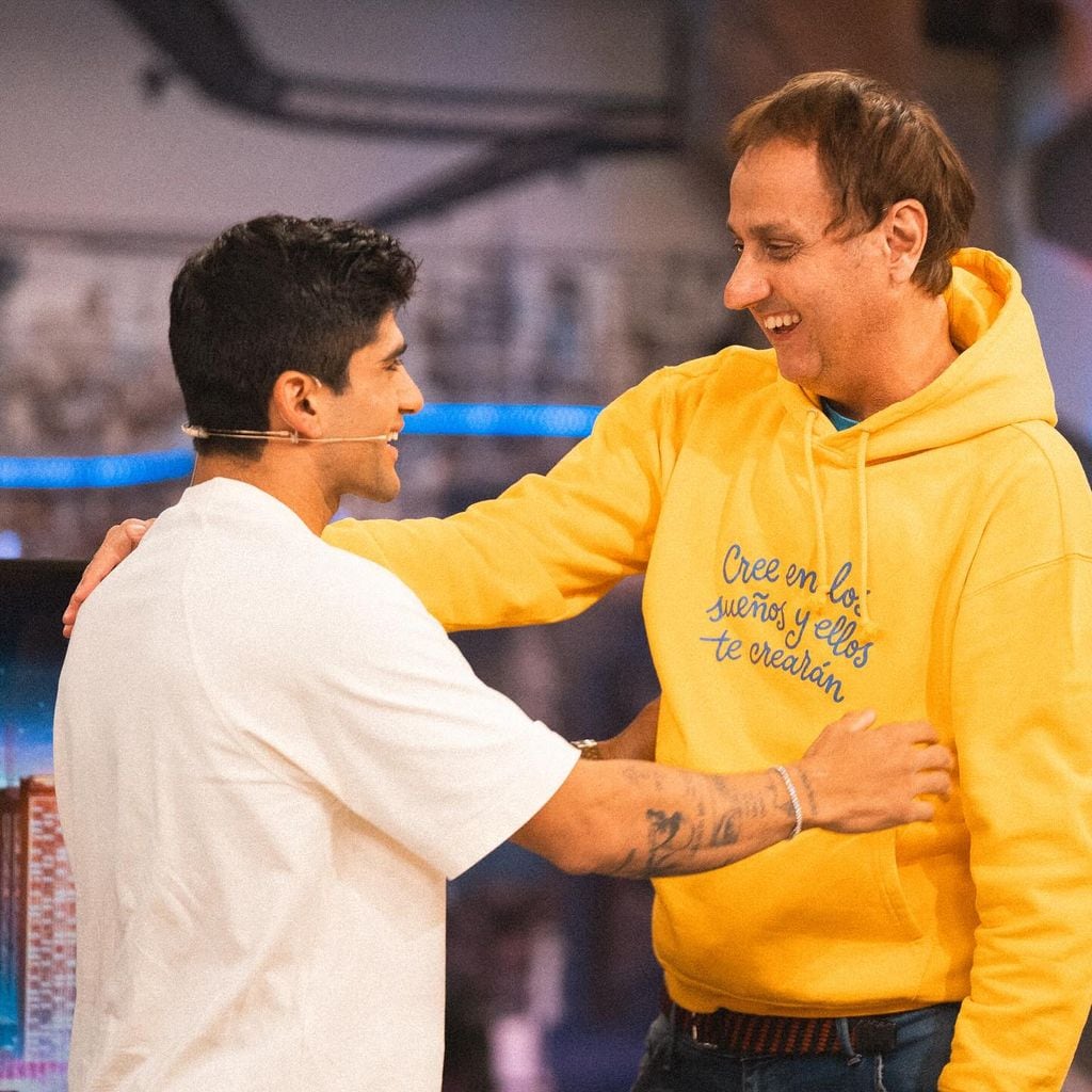 Plano medio de Jorge Martín en El Hormiguero con Albert Espinosa