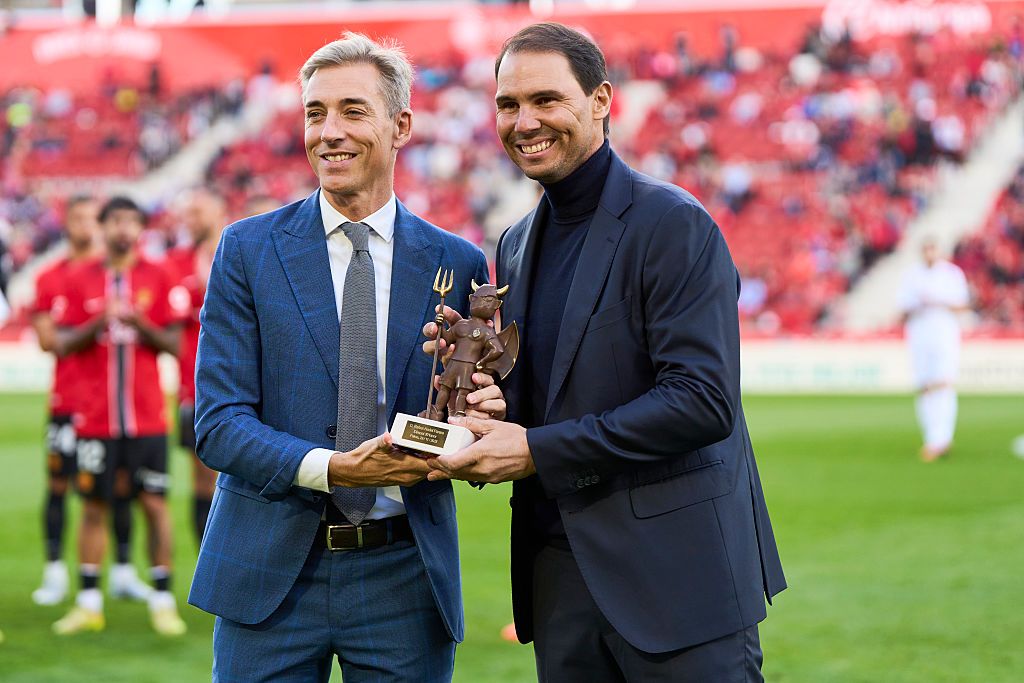  Alfonso Diaz, SEO del RCD Mallorca, entrega a Rafa Nadal el Dimoni d'Honor