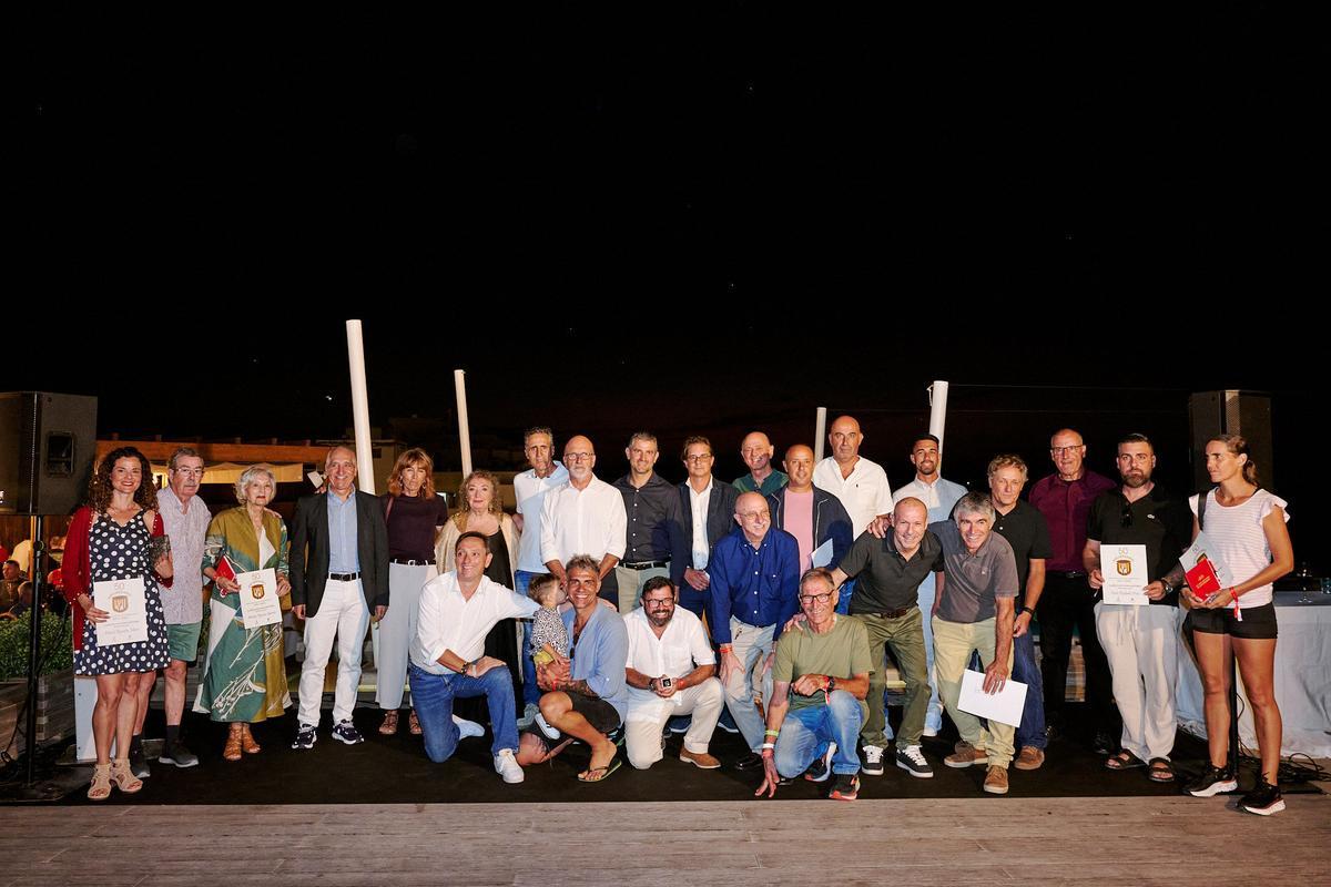 Foto de familia con los asistentes