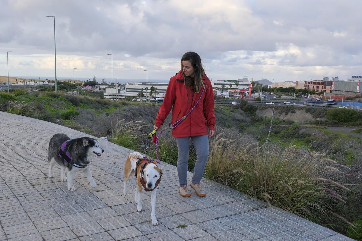 Rocío Morón paseando por la zona de Almatriche con sus dos perros