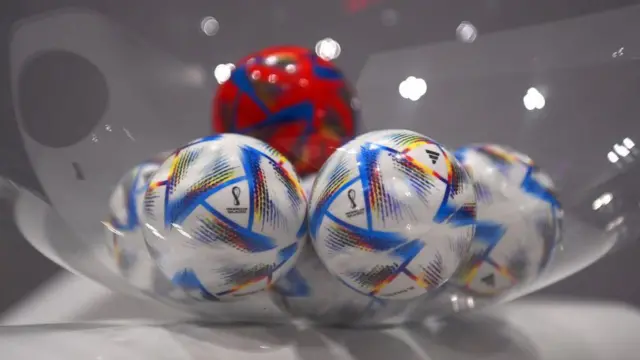 Varias esferas en un bombo del sorteo del Mundial 2022 de la FIFA