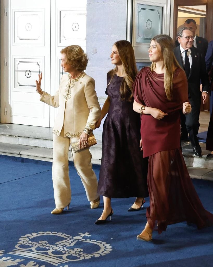 En Oviedo con su abuela y su hermana mayor