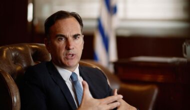 Banco central de Uruguay inicia cruzada contra el dólar