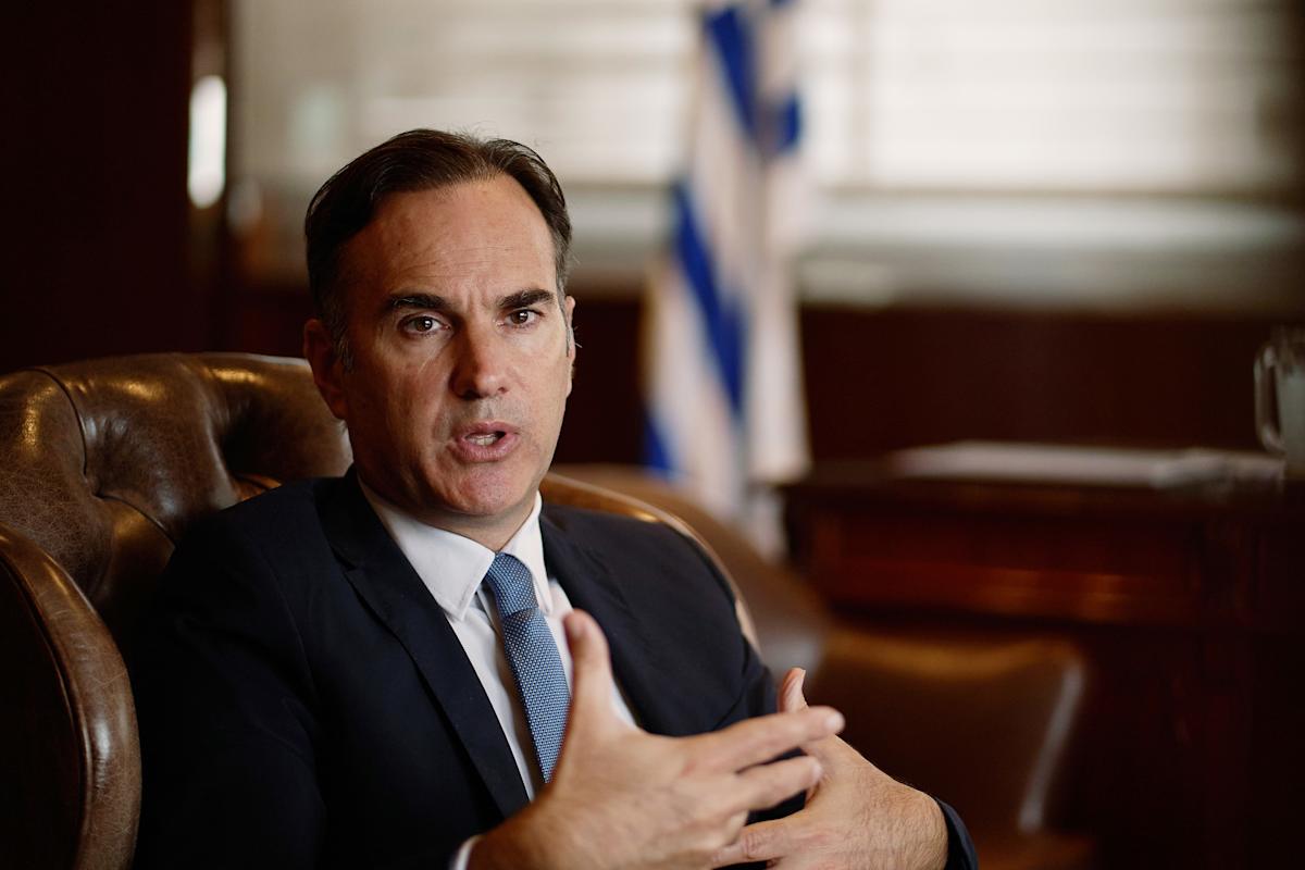 Banco central de Uruguay inicia cruzada contra el dólar