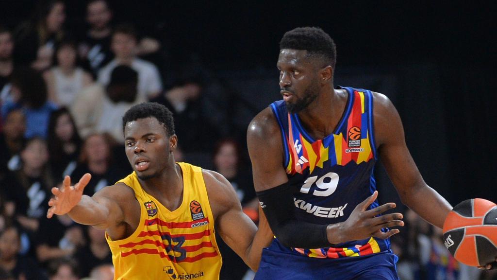James Nnaji realiza una acción defensiva en el Asvel-Barça de basket