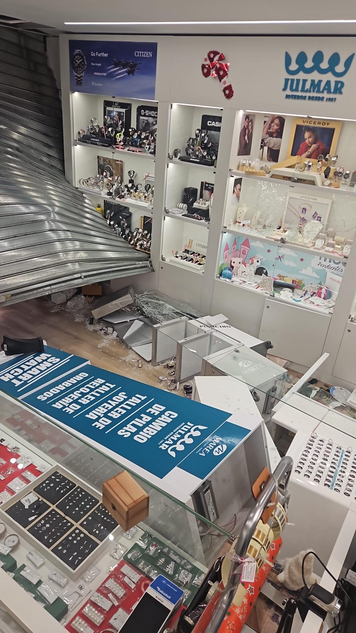 Establecimiento tras el paso de los ladrones.