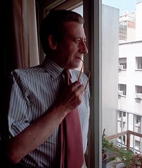 Imagen secundaria 2 - Arriba, en la noche del Cavia; abajo, junto a Marina Castaño y Cela. En último lugar, Ussia en su casa de Madrid