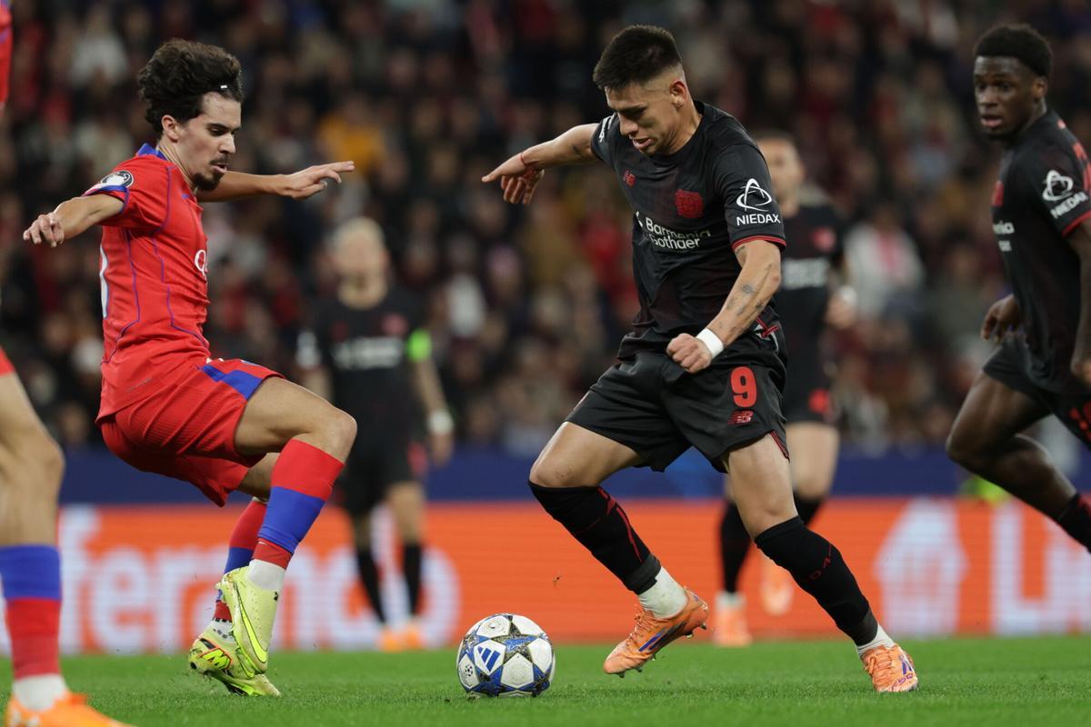 Vitinha y Claudio Echeverri, en acción en la Champions