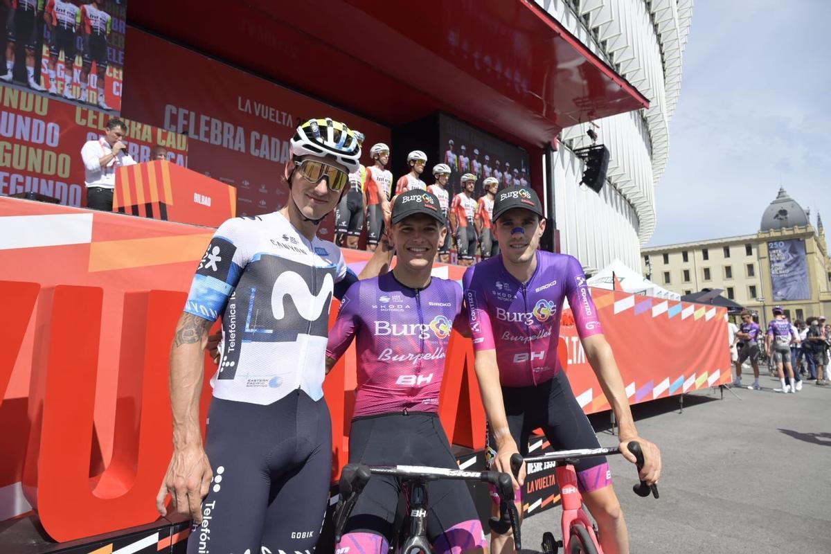 Por la izquierda, Iván García Cortina, Hugo de la Calle y Sinuhé Fernández, los ciclistas asturianos presentes en la Vuelta a España