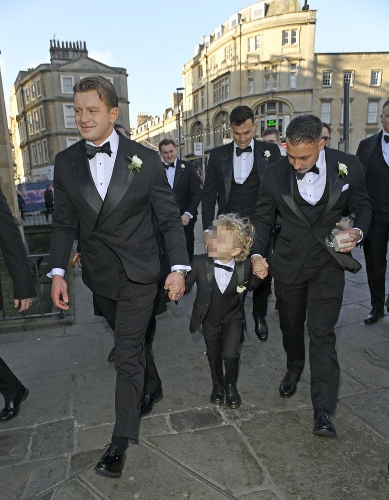 Adam llegó de la mano de su hijo, fruto de una relación anterior