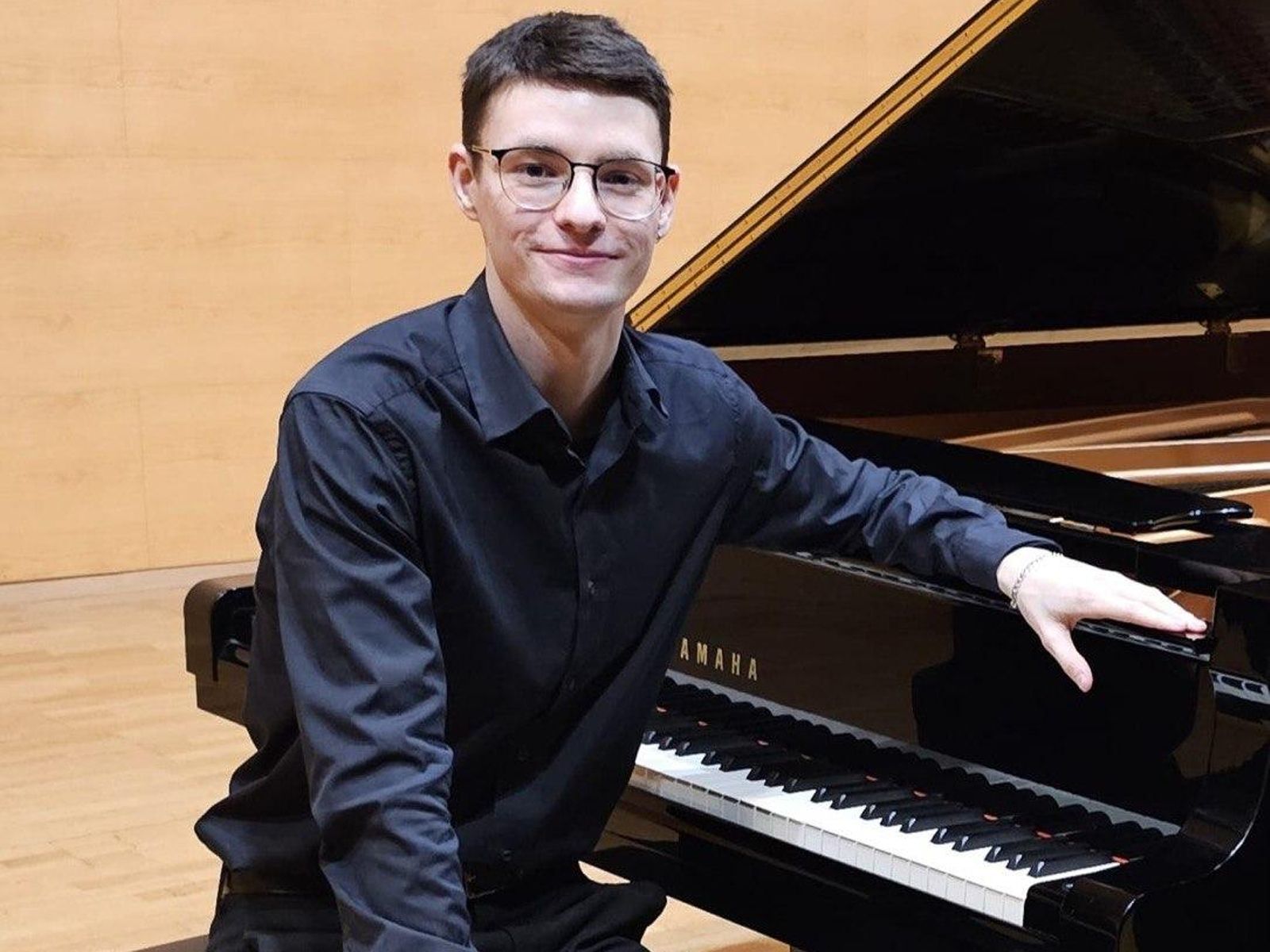 Manuel Muñiz posa con un piano. Manuel Muñiz posa con un piano.