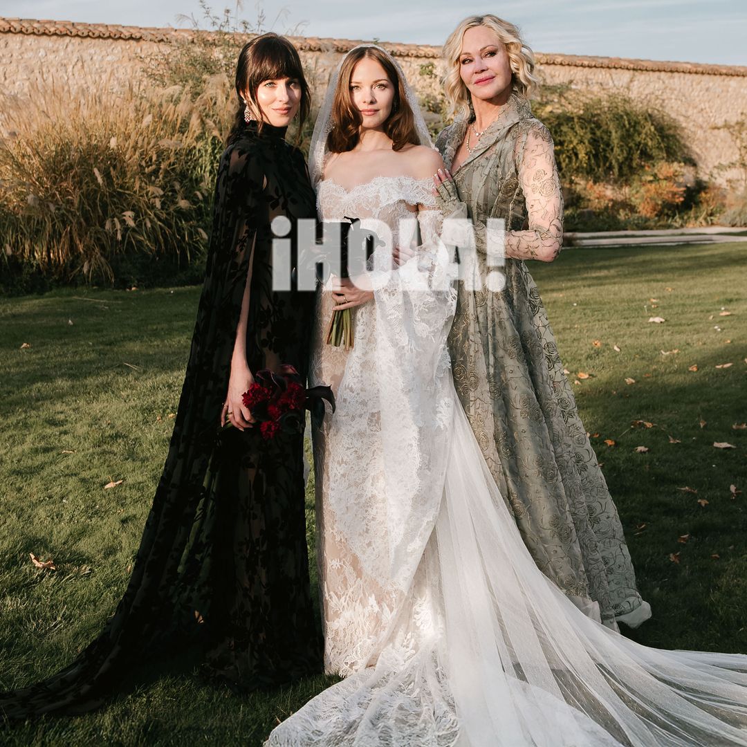 Stella posa por primera vez como mujer casada con los pilares más importantes de su vida. Aquí, con su madre, Melanie Griffith, con un vestido en verde musgo de satén de seda, con un abrigo de encaje con guantes en el mismo tono, y su hermana, Dakota Johnson, con un vestido también de encaje con capa y cuello "perkins"