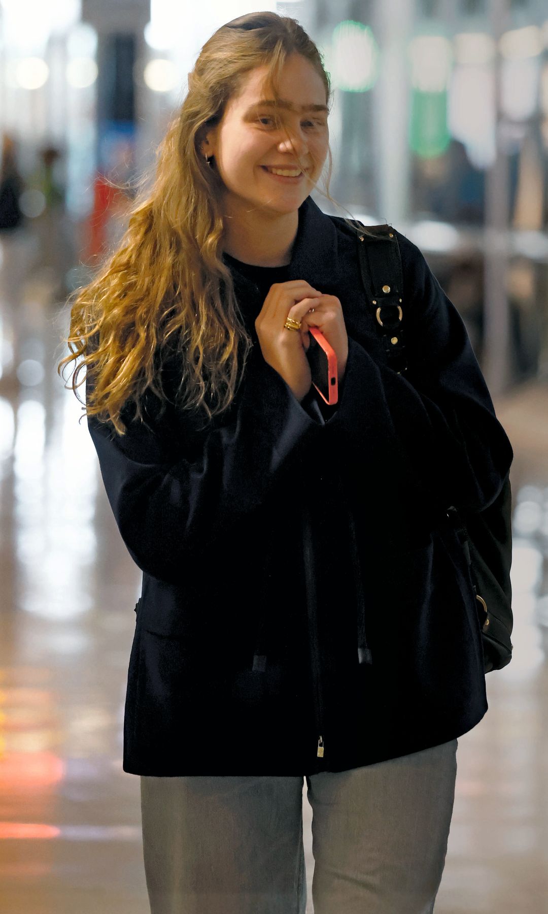 ras disfrutar de su familia en Madrid, Irene regresó a Gran Bretaña para seguir con sus estudios. Los exámenes empiezan el día 15 y terminan el 19, el mismo día en el que podrá cogerse vacaciones. En las imágenes, tomadas en el aeropuerto de Madrid, lleva vaquero, chaqueta azul y zapatillas