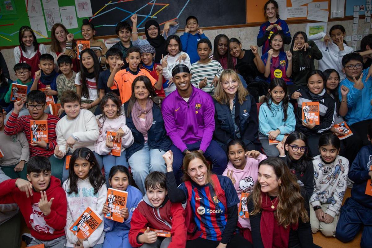 Rashford, el regalo anticipado de Navidad de varias escuelas de Barcelona