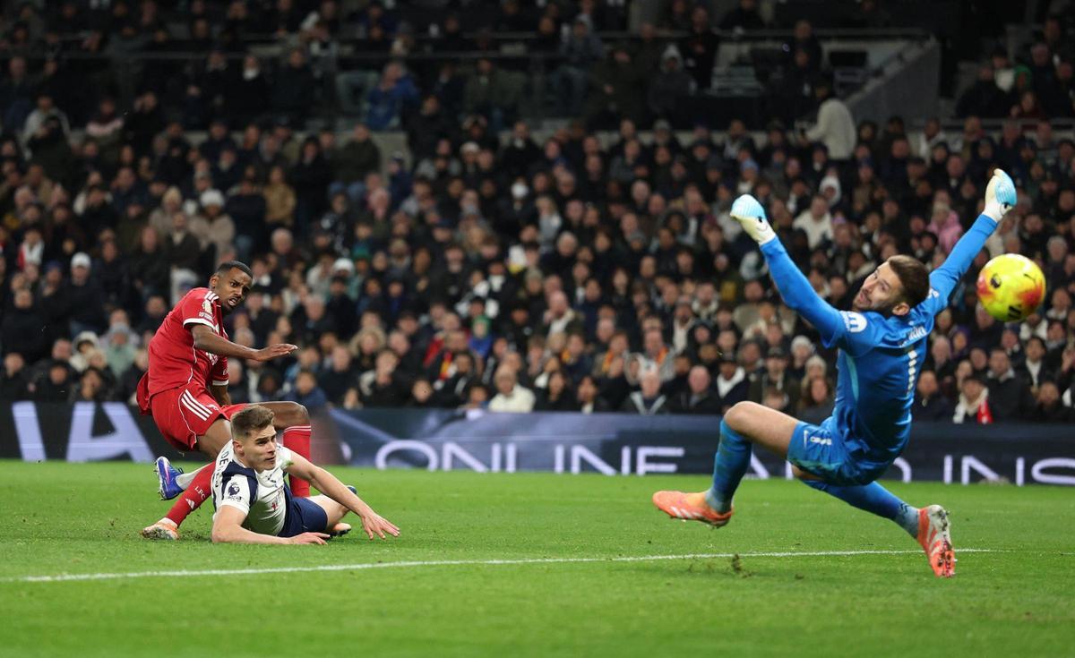 Isak, gol y lesión contra el Tottenham