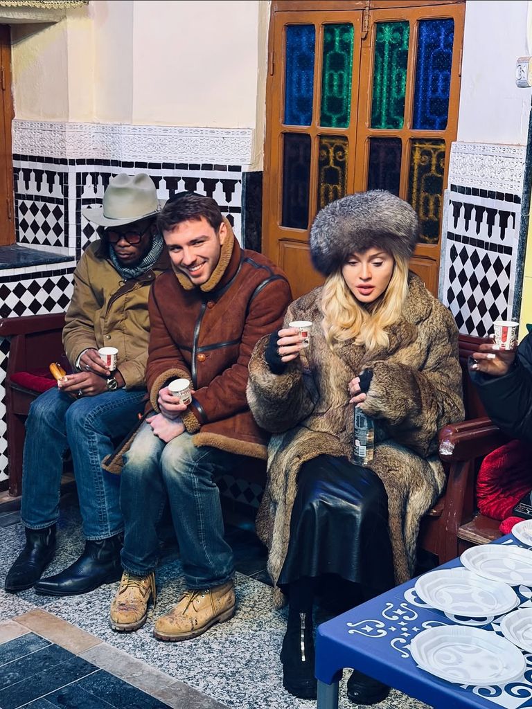 Madonna tomando té con sus hijos, David Banda y Rocco