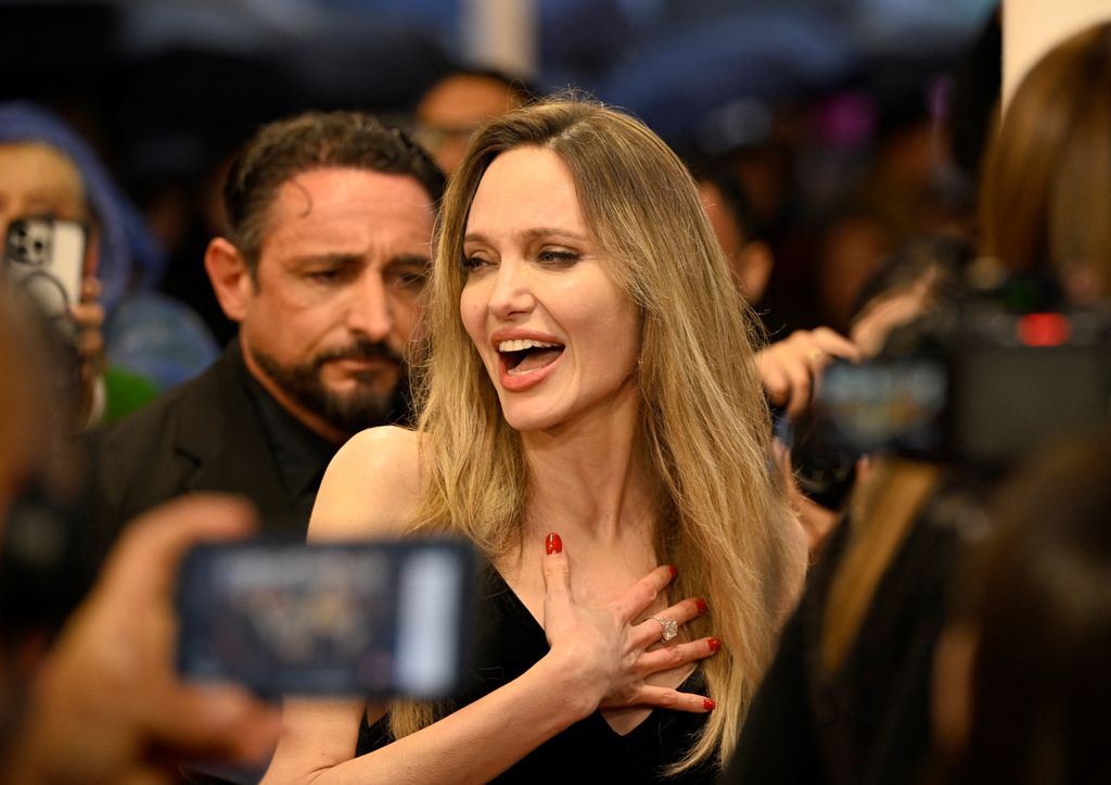 Angelina Jolie apuesta por un vestido negro minimalista en su primera alfombra roja del festival de San Sebastián