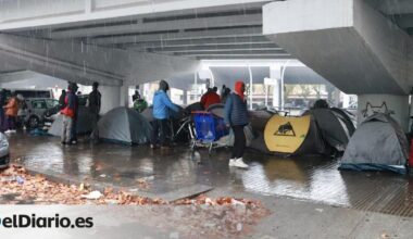 Los migrantes desalojados por Albiol se instalan en un campamento improvisado bajo un puente en una autopista