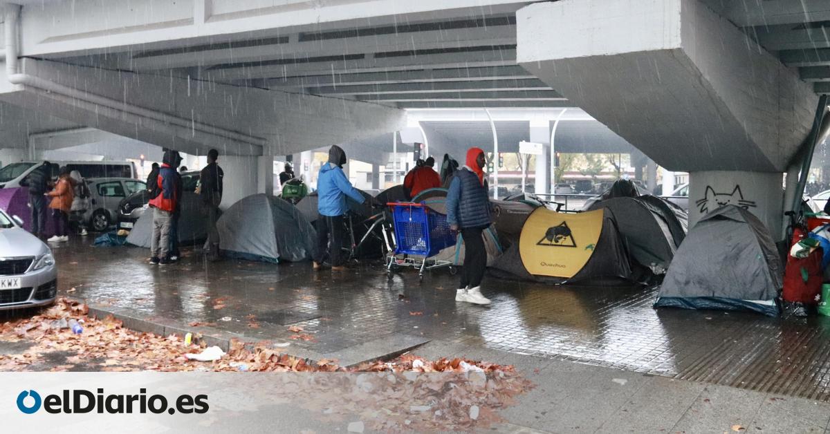 Los migrantes desalojados por Albiol se instalan en un campamento improvisado bajo un puente en una autopista