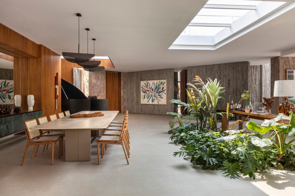 fachada inspirada islandia, suelo espanol, estanque piedra indonesia, casa internacional elegante, abierta y luminosa