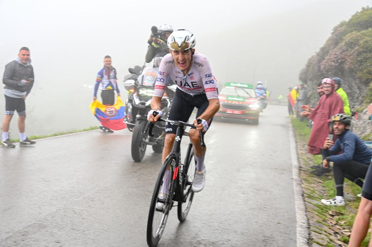 Marc Soler durante la subida a los lagos de Covadonga. CICLISMO. VUELTA A ESPAÑA. LUANCO. LAGOS DE COVADONGA