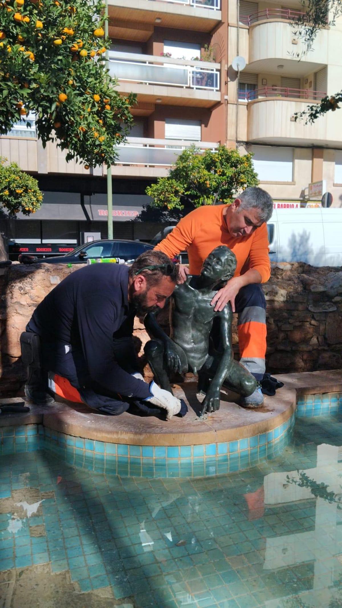 Operarios municipales colocando la obra.