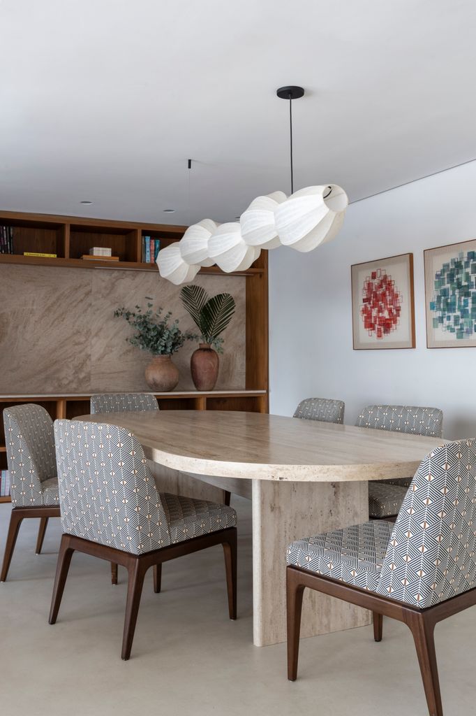 Comedor con mesa de piedra natural y sillas tapizadas